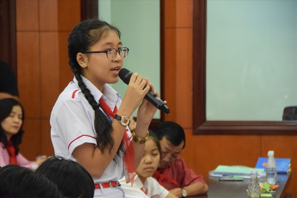 Ngô Triệu Vy (học sinh THCS Linh Trung, quận Thủ Đức) phát biểu về việc nên bỏ bảng xếp hạng học sinh