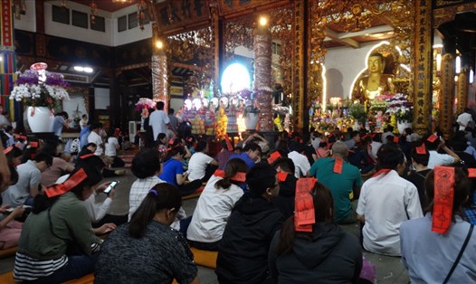 Rất đông người ngồi trước chánh điện chùa Vĩnh Nghiêm để  cúng sao giải hạn 