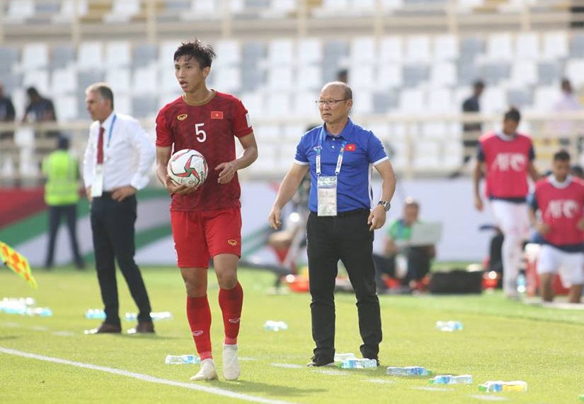 HLV Park Hang-seo dành thời gian theo dõi V.League 2019. Ảnh Hữu Phạm