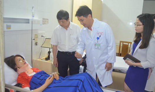 Ông Đặng Việt Dũng (thứ 3 từ phải sang) - Phó Chủ tịch UBND TP. Đà Nẵng thăm các du khách bị thương trong vụ tai nạn. 