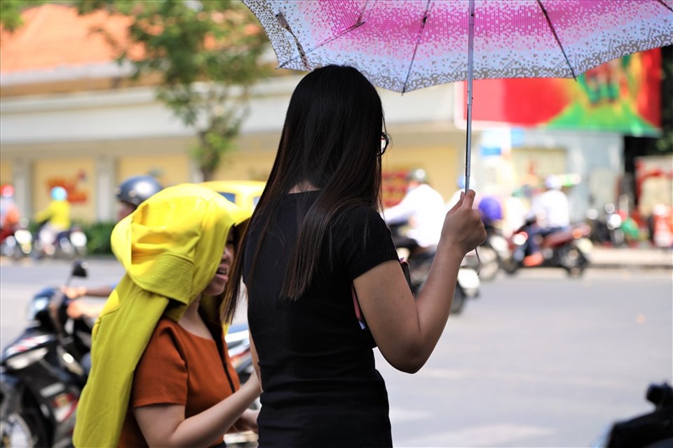 Dù ngày 19.2, nắng nóng đã giảm đi một chút nhưng không khí ở TPHCM vẫn ngột ngạt, khó chịu. Ảnh: Trường Sơn Dù ngày 19.2, nắng nóng đã giảm đi một chút nhưng không khí ở TPHCM vẫn ngột ngạt, khó chịu. Ảnh: Trường Sơn