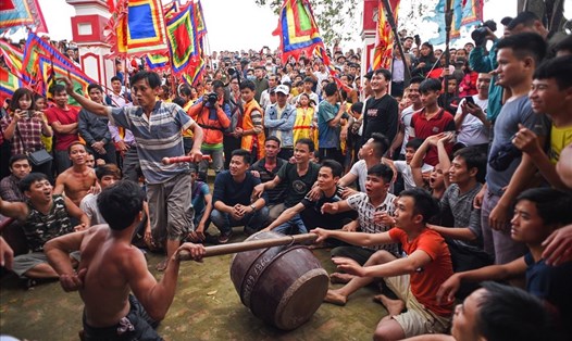 Trai làng xã Hiền Quan đánh trống phản đối việc dừng nghi thức cướp phết. 