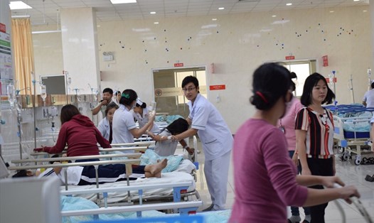 Các em học sinh đang được điều trị tại bệnh viện