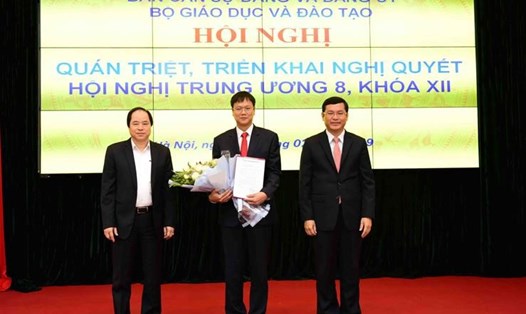 Lãnh đạo Đảng ủy khối cơ quan Trung ương, Bộ Giáo dục và Đào tạo trao quyết định và chúc mừng ông Lê Hải An. Ảnh: VP