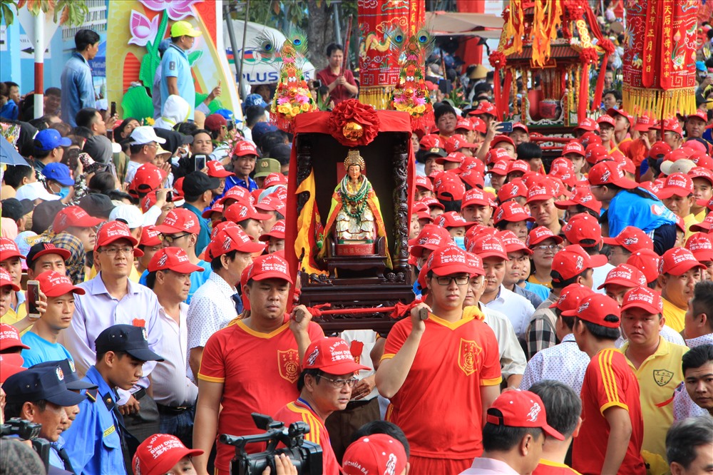 Ngàn người chen chân, đội nắng xem rước kiệu Bà Thiên Hậu ở Bình Dương