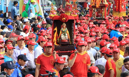 Lễ rước kiệu Bà Thiên Hậu là một trong lễ hội rằm tháng giêng lớn nhất ở Đông Nam bộ.