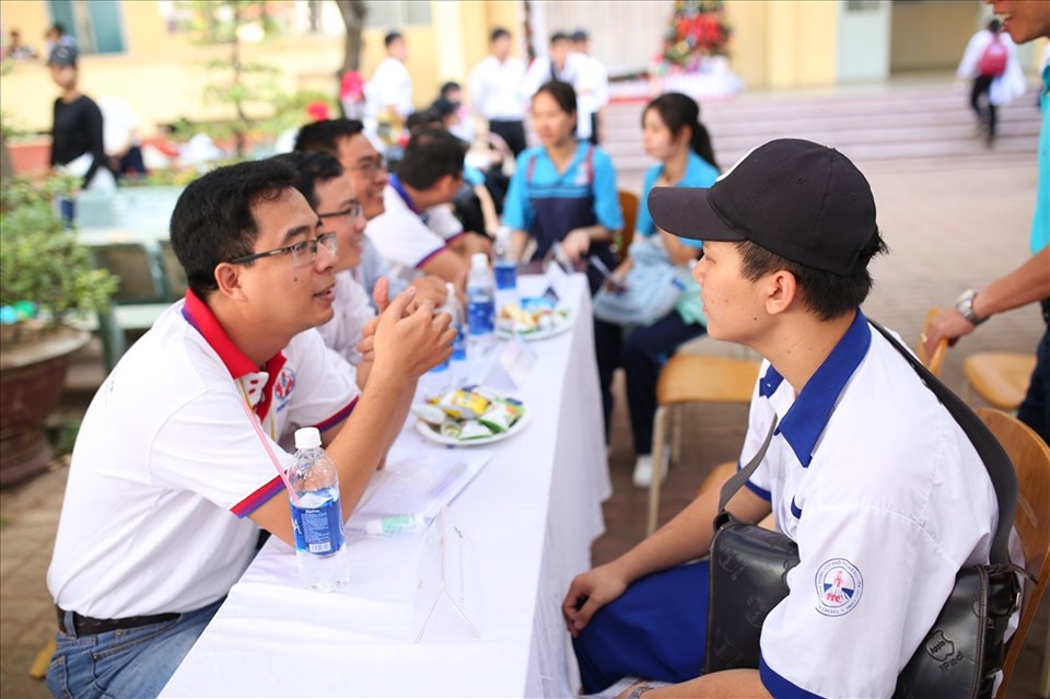 Học sinh THPT tham dự kỳ thi tư vấn tuyển sinh. Ảnh: Ban truyền thông ĐH Sư phạm Kỹ thuật TPHCM Học sinh THPT tham dự kỳ thi tư vấn tuyển sinh. Ảnh: Ban truyền thông ĐH Sư phạm Kỹ thuật TPHCM