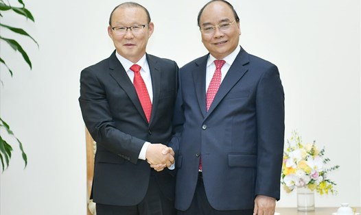 Thủ tướng Nguyễn Xuân Phúc tiếp HLV Park Hang-seo. Ảnh: VGP