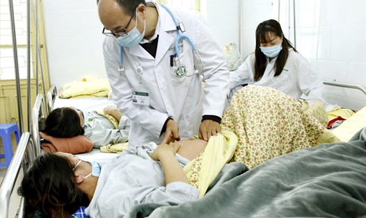 PGS. TS Đỗ Duy Cường - Trưởng khoa Truyền nhiễm, Bệnh viện Bạch Mai đang thăm khám cho bệnh nhân sởi điều trị tại khoa.