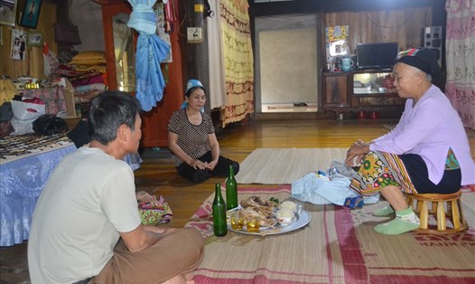 Gia đình bà Lương Thị Trung ở bản Nưa, xã Yên Khê làm lễ "gọi vía" 