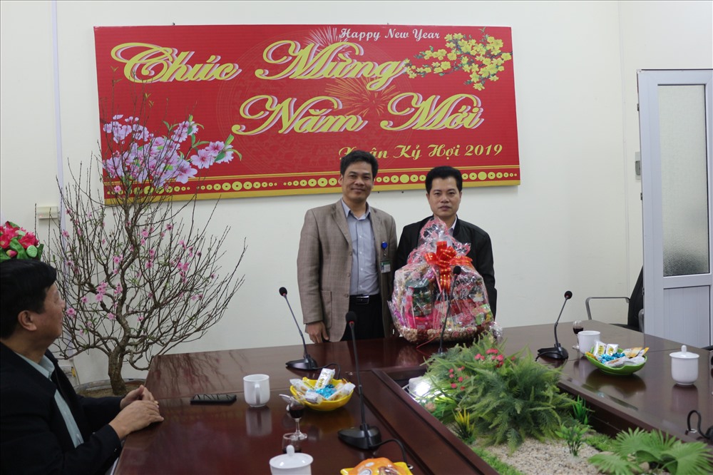 Đồng chí Đỗ Lê Tín (phải) - Phó Chủ tịch LĐLĐ tỉnh Lào Cai - thăm và tặng quà Tết cho cán bộ, y bác sĩ, nhân viên y tế Bệnh viện Đa khoa tỉnh Lào Cai.