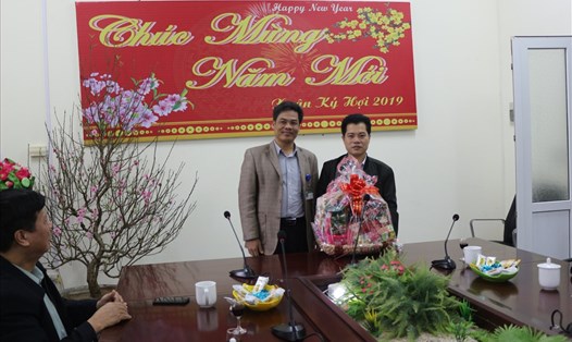 Đồng chí Đỗ Lê Tín (phải) - Phó Chủ tịch LĐLĐ tỉnh Lào Cai - thăm và tặng quà Tết cho cán bộ, y bác sĩ, nhân viên y tế Bệnh viện Đa khoa tỉnh Lào Cai.