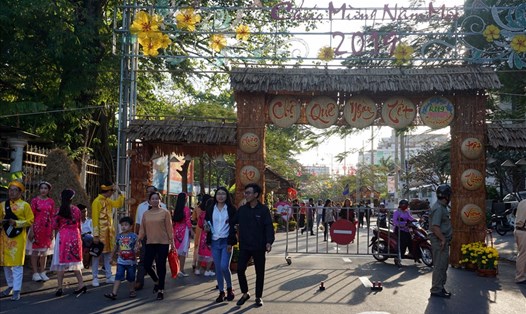 Khu vực tổ chức Tết quê trên đường 30 tháng 4 ngay trung tâm Thành phố Bạc Liêu thu hút khá đông người dân tham quan.
