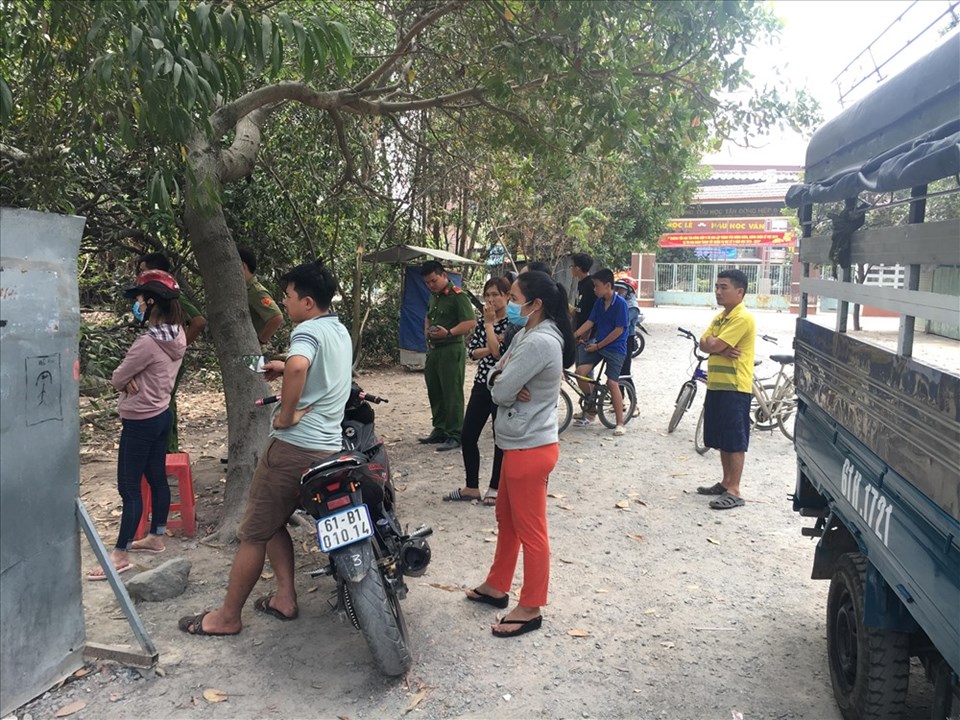 Khu vực hiện trường phát hiện thi trể trẻ em. Khu vực hiện trường phát hiện thi trể trẻ em.