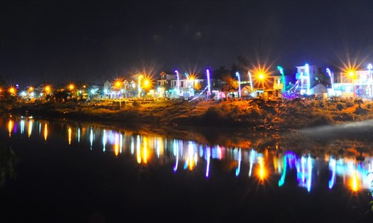 Nêu và đèn hoa sáng rực hai bên bờ sông Ngàn Phố chào Xuân Kỷ Hợi. Ảnh: Minh Lý