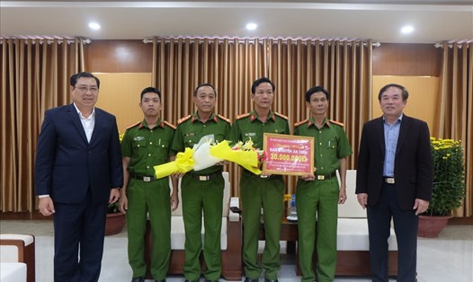 Ông Huỳnh Đức Thơ (bìa trái) - Chủ tịch UBND TP Đà Nẵng khen thưởng ban chuyên án. Ảnh: H.Vinh 