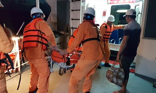 Lực lượng cứu hộ tiếp cận tàu cá để cứu thuyền viên - Ảnh: Trung tâm Việt Nam