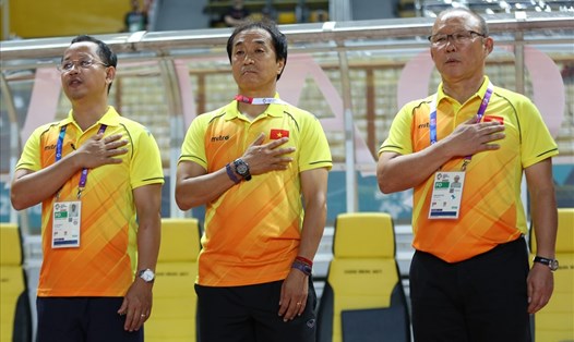 Trợ lí Lee Young-jin (giữa) tin tưởng ĐT Việt Nam cũng có thể tạo nên "địa chấn" ở vòng loại World Cup 2022 khu vực Châu Á. Ảnh: Hữu Phạm