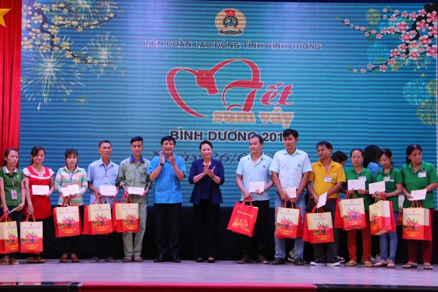 Đồng chí Nguyễn Thị Kim Ngân - Uỷ viên Bộ Chính trị, Chủ tịch Quốc hội và đồng chí Bùi Văn Cường - Uỷ viên T.Ư Đảng, Chủ tịch Tổng LĐLĐVN tặng quà đoàn viên, NLĐ tại chương trình Tết Sum vầy 2019 do LĐLĐ tỉnh Bình Dương tổ chức. Ảnh: H.A.C