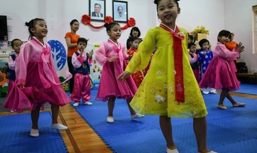 Học sinh trường mầm non Việt - Triều hữu nghị tập văn nghệ hôm 19.2. Ảnh: AFP. 
