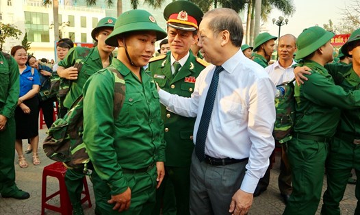 Ông Phan Ngọc Thọ - Chủ tịch UBND tỉnh Thừa Thiên - Huế động viên các thanh niên trước khi lên đường.