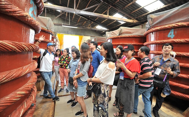 Du khách tham quan nhà thùng sản xuất nước mắm tại Phú Quốc
