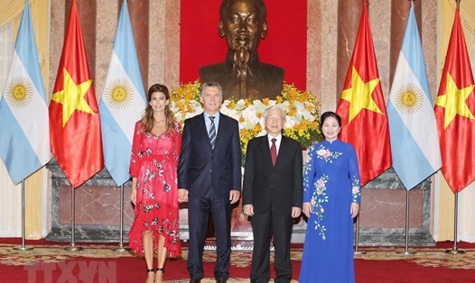 Tổng Bí thư, Chủ tịch Nước Nguyễn Phú Trọng và Phu nhân đón Tổng thống Argentina Mauricio Macri và Phu nhân. Ảnh: TTXVN