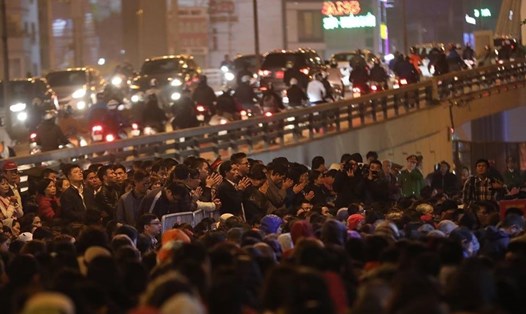 Hàng nghìn người dân tràn cả ra đường đề đợi dâng sao giải hạn tại chùa Phúc Khánh. Ảnh Trần Tuấn.
