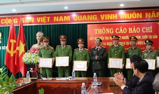 Thiếu tướng Sùng A Hồng tặng giấy khen cho các cá nhân Ban chuyên án. 