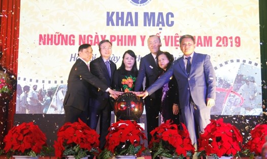 Bộ trưởng Nguyễn Thị Kim Tiến và các đại biểu bấm nút khai mạc Những ngày phim Y tế Việt Nam. Ảnh: BTC