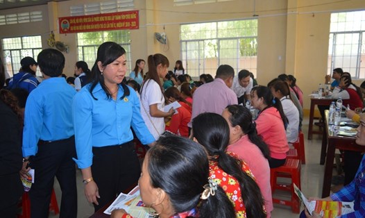 Bà Thạch Thị Thu Hà - Chủ tịch LĐLĐ tỉnh Trà Vinh - thăm hỏi CNLĐ và doanh nghiệp trong phiên giao dịch việc làm tại xã Phước Hưng, huyện Trà Cú. Ảnh: TRÍ DŨNG