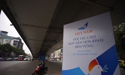 Ngày 20.2, một số tuyến đường Hà Nội được lắp đặt nhiều tấm biển banner cỡ lớn chào đón hội nghị thượng đỉnh Mỹ - Triều. 