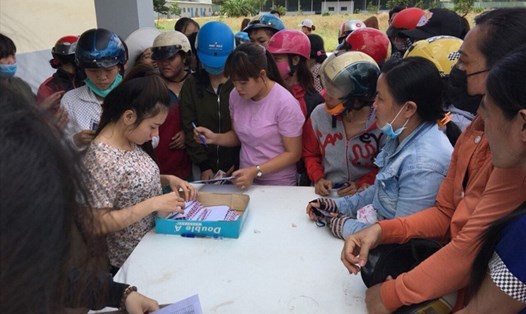 BHXH và LĐLĐ tỉnh Bình Phước đã phối hợp tốt để đòi quyền lợi cho hàng trăm công nhân Cty Sang Hun. Ảnh: CAO HÙNG