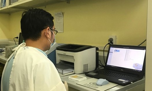Xét nghiệm mẫu bệnh phẩm để kiểm tra virus ASF ở Trung tâm Thú y Vùng 6. Ảnh: PV