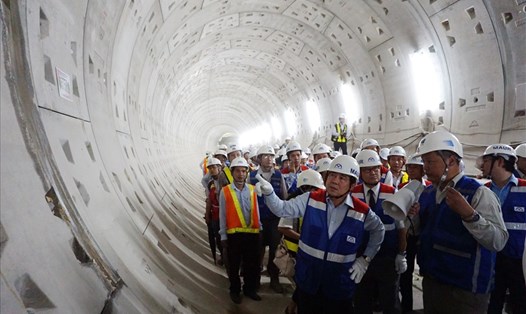 Chủ tịch UBND TPHCM Nguyễn Thành Phong kiểm tra thực tế tại đường hầm metro số 1.  Ảnh: M.Q  