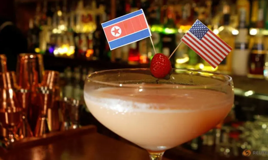 Cocktail ăn theo hội nghị thượng đỉnh Mỹ Triều ở một nhà hàng tại Hà Nội. Ảnh: Reuters