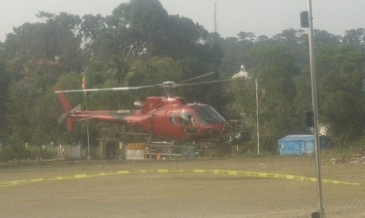 Một chiếc máy bay trực thăng đang hạ cánh xuống bãi để xe ô tô ở Tuần Châu. Ảnh: Nguyễn Hùng