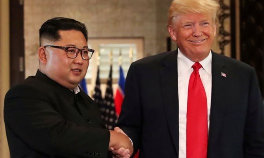 Hai nhà lãnh đạo Mỹ - Triều Tiên tại cuộc gặp ở Singapore hồi tháng 6.2018. Ảnh: Reuters. 