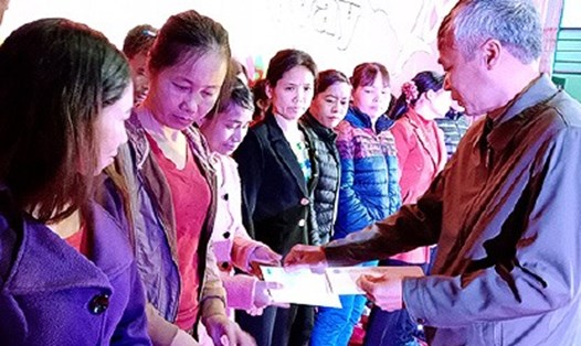 Người lao động được tặng quà tại chương trình “Tết Sum vầy” do CĐCS Cty CP May Peal Việt Nam tổ chức. Ảnh: NV
