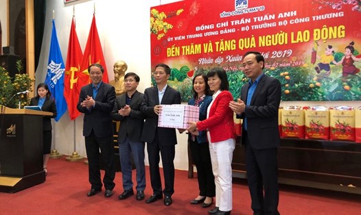 Lãnh đạo Bộ Công thương và Công đoàn Công thương Việt Nam tặng quà Tết cho NLĐ TCty May 10. Ảnh: H.A
