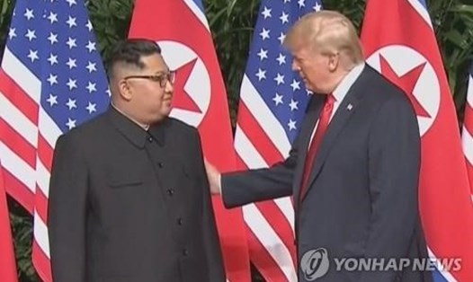 Ông Kim Jong-un mặc trang phục kiểu truyền thống trong cuộc gặp thượng đỉnh Mỹ - Triều lần 1. Ảnh: Yonhap. 