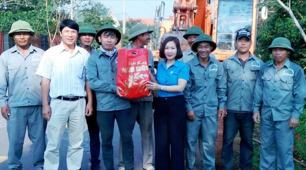 Lãnh đạo CĐ Ngành GTVT Quảng Bình tặng quà và động viên NLĐ. Ảnh: Lê Phi Long