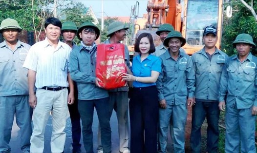 Lãnh đạo CĐ Ngành GTVT Quảng Bình tặng quà và động viên NLĐ. Ảnh: Lê Phi Long