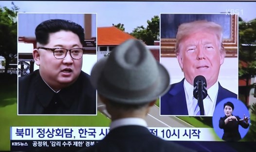 Một người đàn ông theo dõi tin tức về thượng đỉnh Mỹ - Triều ở Singapore qua màn hình ở ga Seoul. Ảnh: AP. 