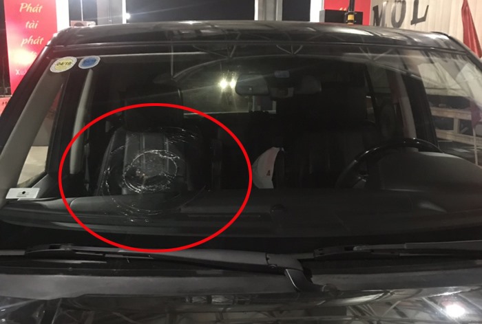 Xe Range Rover bị ném vỡ kính trên cao tốc Hạ Long - Hải Phòng. Ảnh: CTV