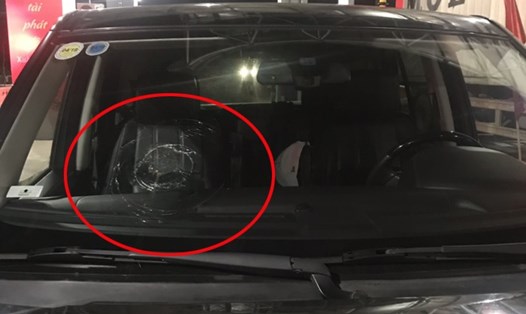 Xe Range Rover bị ném vỡ kính trên cao tốc Hạ Long - Hải Phòng. Ảnh: CTV