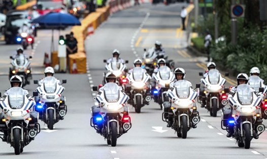 Cảnh sát dẫn đường cho đoàn xe của Chủ tịch Triều Tiên Kim Jong-un tới khách sạn Capella trong hội nghị thượng đỉnh Mỹ-Triều lần 1 ở Singapore. Ảnh: AP
