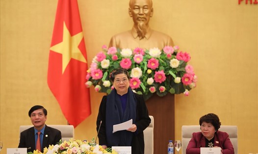 Đồng chí Tòng Thị Phóng, Ủy viên Bộ Chính trị, Phó Chủ tịch Thường trực Quốc hội phát biểu tại buổi gặp mặt. Ảnh: Sơn Tùng. 