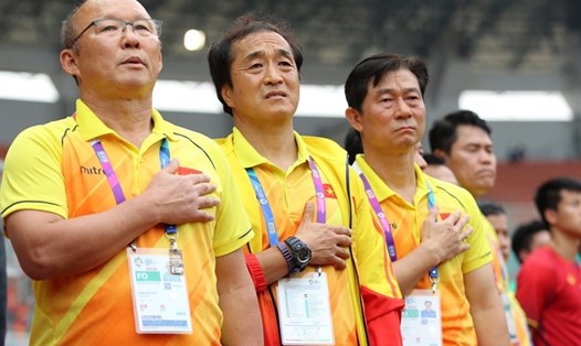 Trợ lý  Lee Young-jin (giữa) của HLV Park Hang-seo sẽ dự SEA Games 2019 cùng U22 Việt Nam. Ảnh: Đ.Đ