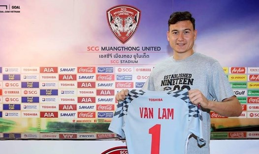 Văn Lâm gia nhập Muangthong United với mức phí 500.000 USD. Ảnh Goal